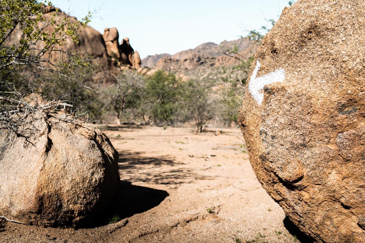 Ai Aiba - The Rock Painting Lodge Omaruru Bagian luar foto
